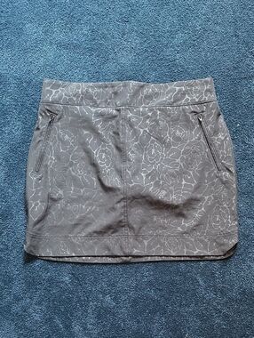 Orvis Black With Gray Floral Design Skort with Zip Pockets